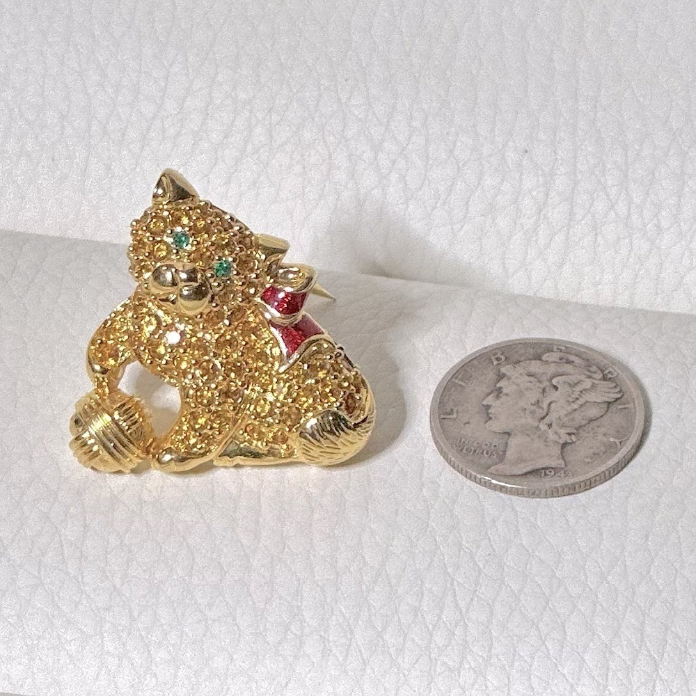 Cat & Yarn Brooch Pin | Estate Find | Vintage | Rhinestones Gold-tone & Emeralds